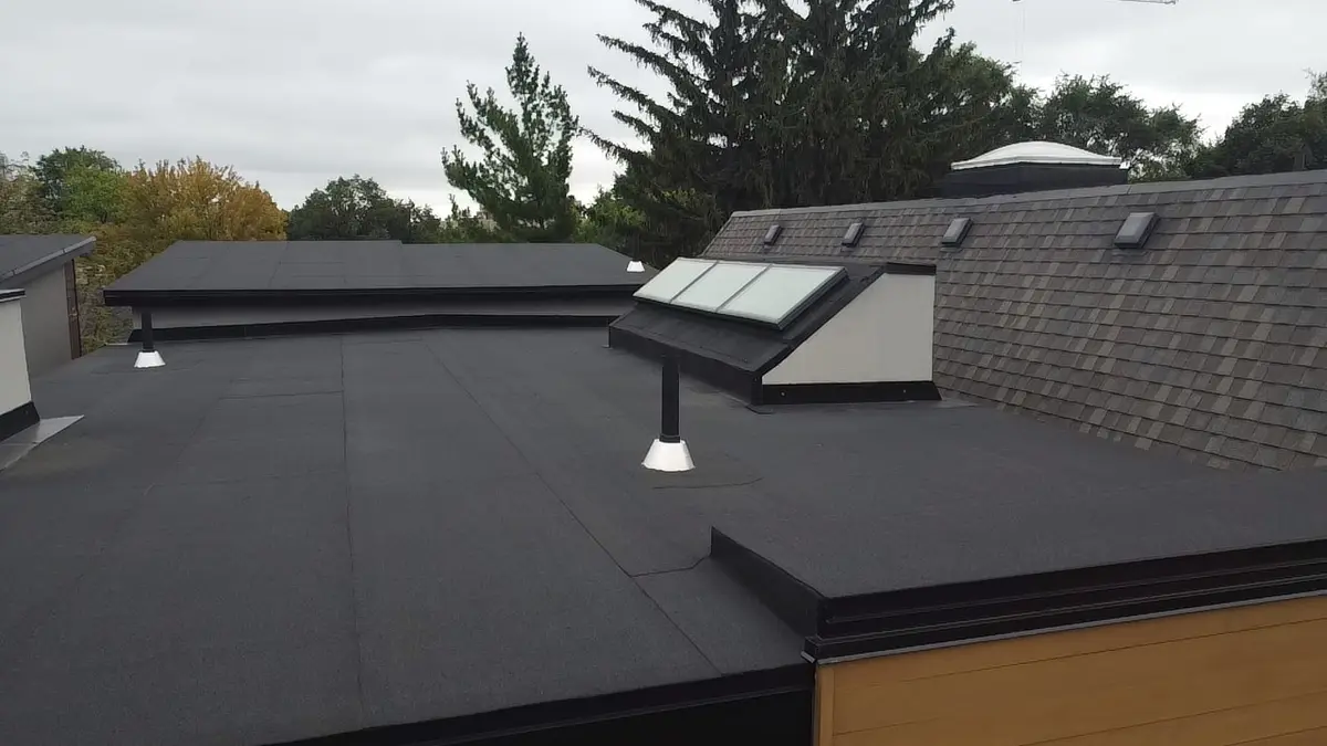 Flat roof with skylights and a dark membrane